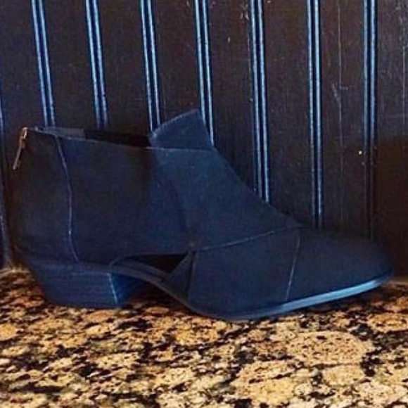 Black Leather Side Cut Out Chic Bootie - Picture 6 of 6